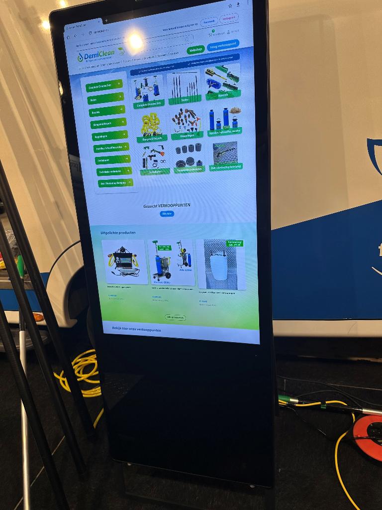 Mobiel video reclamescherm touchscreen / wifi NIEUWSTAAT!, Ophalen, Zo goed als nieuw