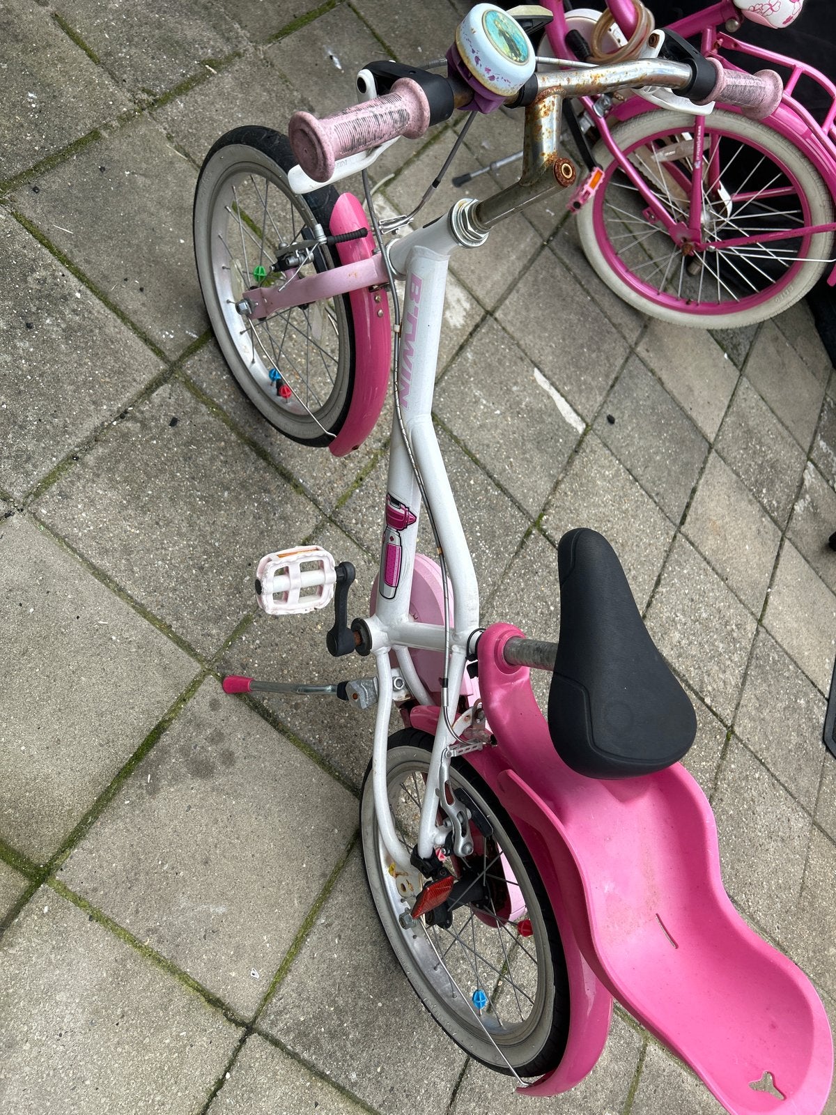 Meisjesfiets 16 inch - B'Twin - Roze/Wit, Zijwieltjes, Velgrem, Ophalen of Verzenden, 16 tot 20 inch