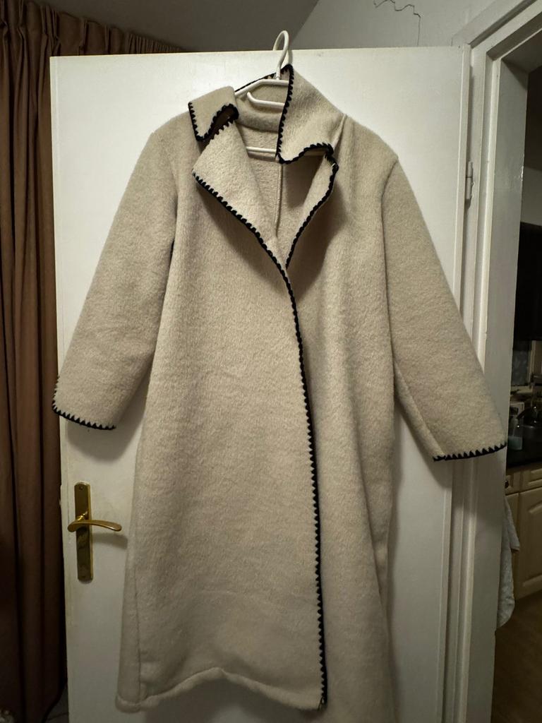 Stijlvolle One Size Winterjas - Crème met Zwarte Details, Ophalen of Verzenden, Gedragen, Maat 46/48 (XL) of groter, Beige