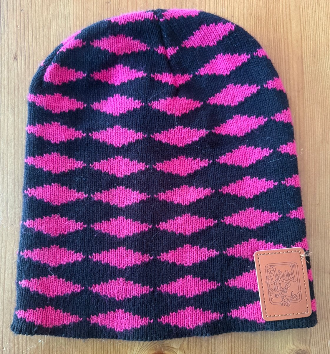 Te koop: leuke Flügel muts in zwart met roze patroon., Ophalen of Verzenden, Zo goed als nieuw, Muts