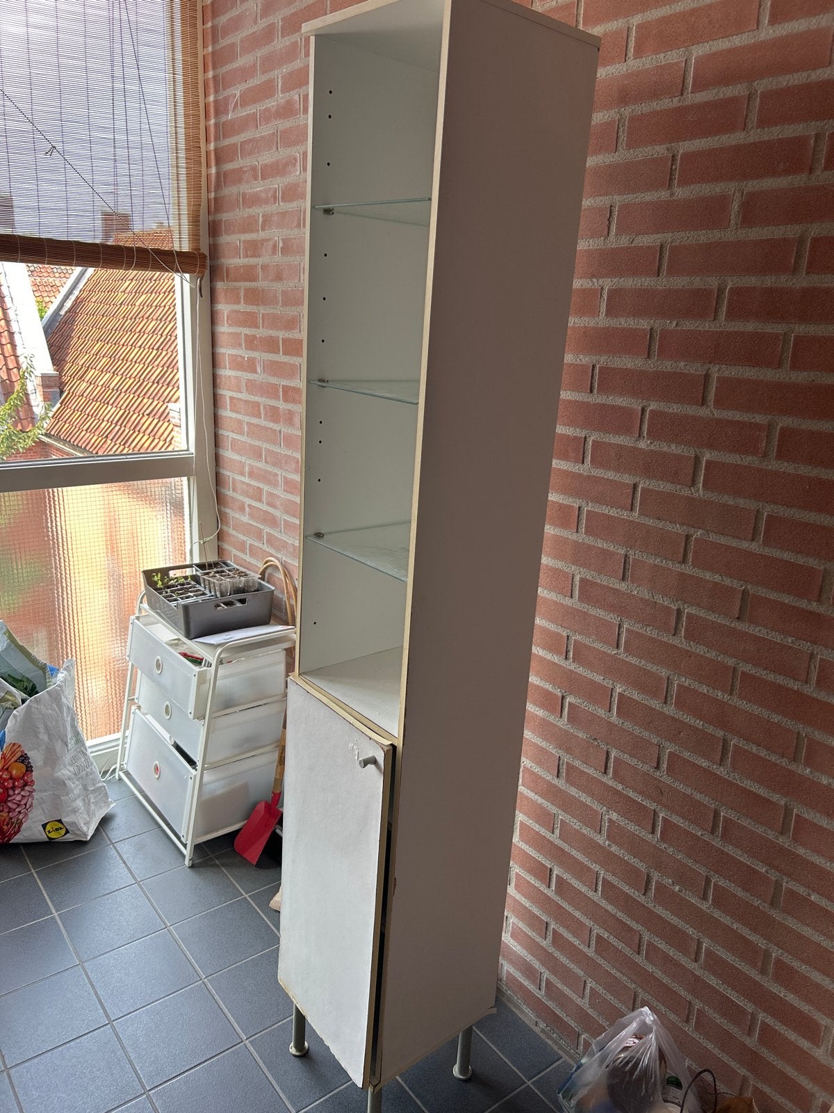 Hoge kast met glazen en dichte planken, Ophalen of Verzenden, Gebruikt