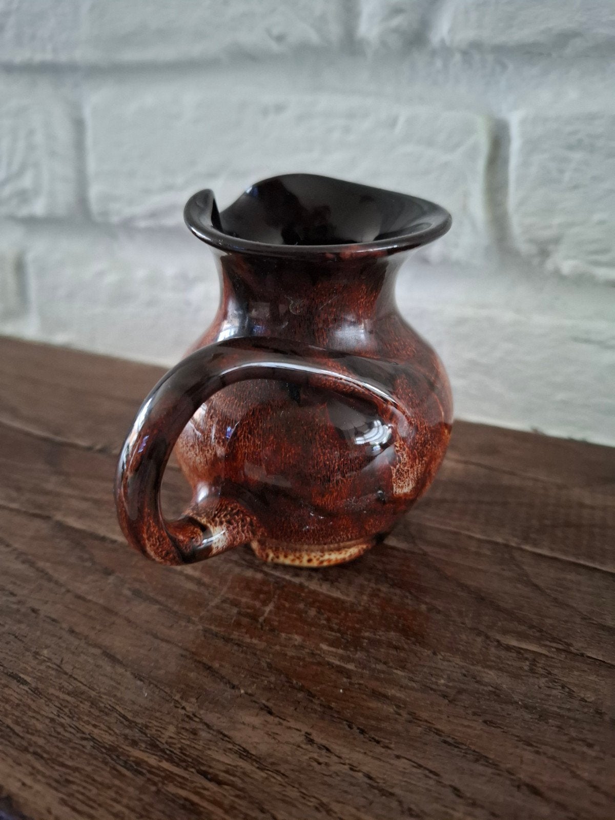 (M) Vintage melkkannetje van Ewenny Pottery. Bruin. H 9 cm., Ophalen of Verzenden