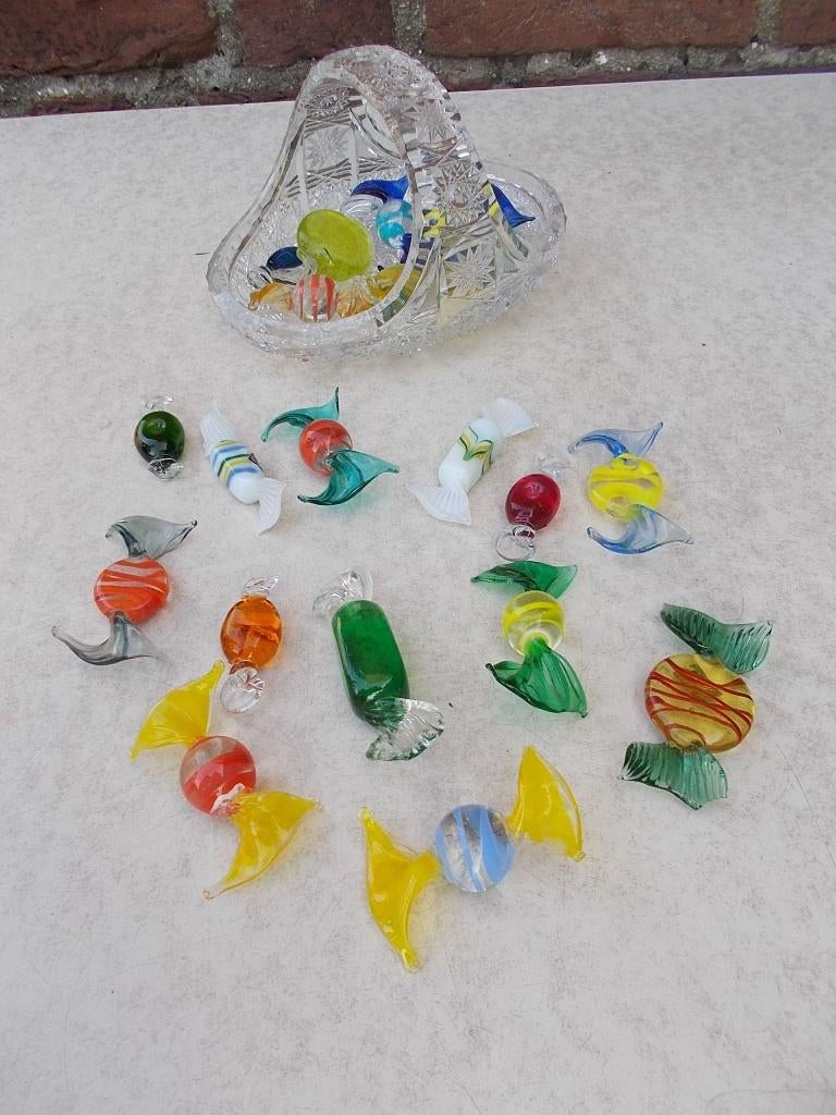 bonbonschaal kristal met handgemaakte glazen snoepjes, Antiek en Kunst, Ophalen