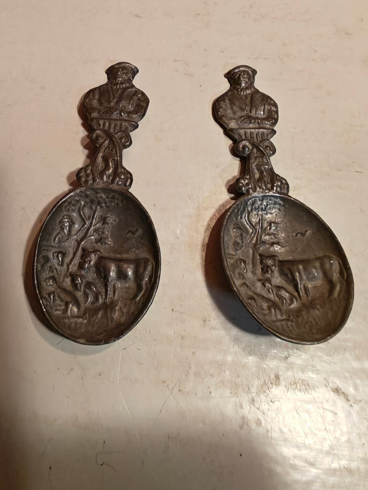 Antieke tinnen lepels met reliëf Tiel - Oud-Hollands, Antiek en Kunst, Ophalen of Verzenden