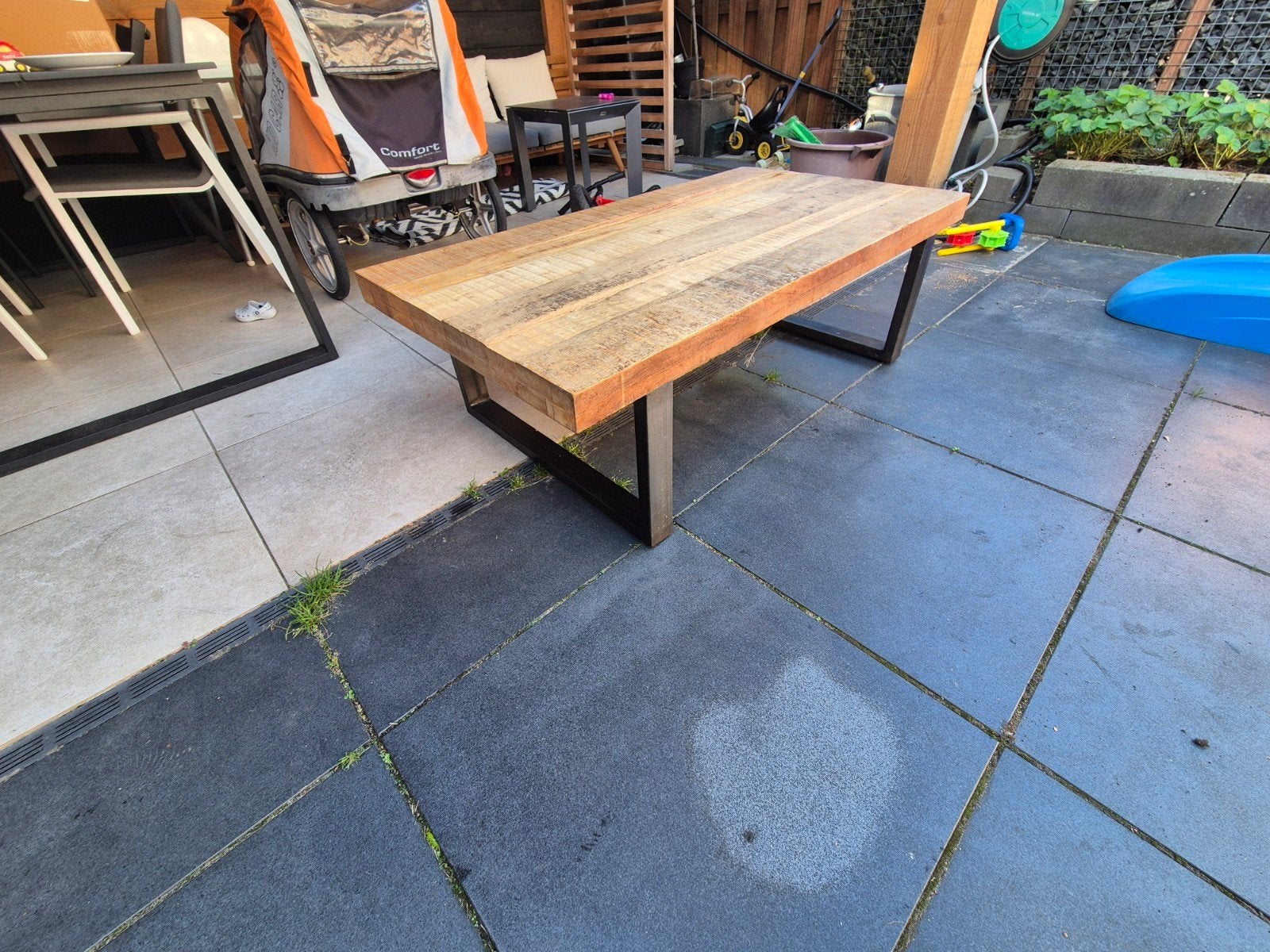 Robuuste houten salontafel met metalen onderstel, Ophalen, Minder dan 45 cm, Gebruikt, Industrieel, Landelijk
