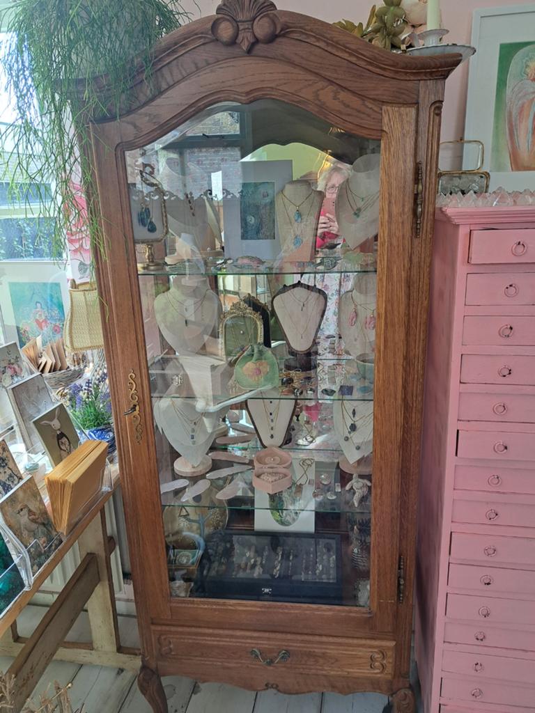 Oude queen ann vitrinekast, Antiek en Kunst, Antiek | Meubels | Kasten, Ophalen of Verzenden