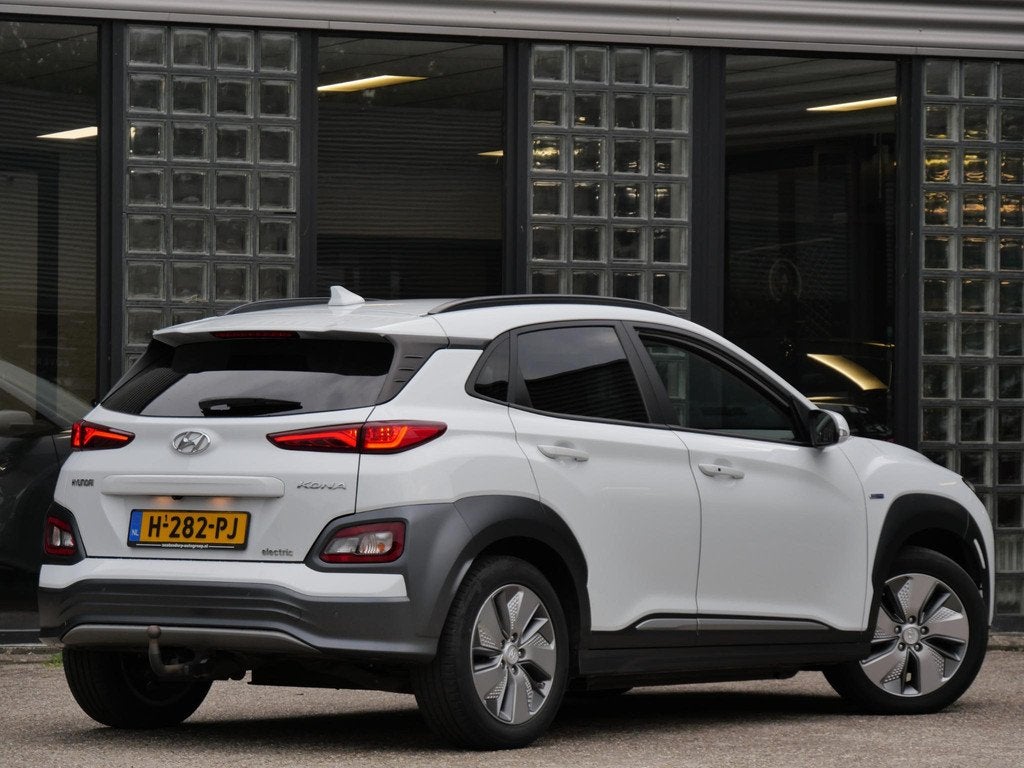 Hyundai Kona EV 64kWh PREMIUM/ LEER/ TREKHAAK/ SOH 100%, Auto's, Hyundai, Gebruikt, Zwart, 64 kWh, 575 min