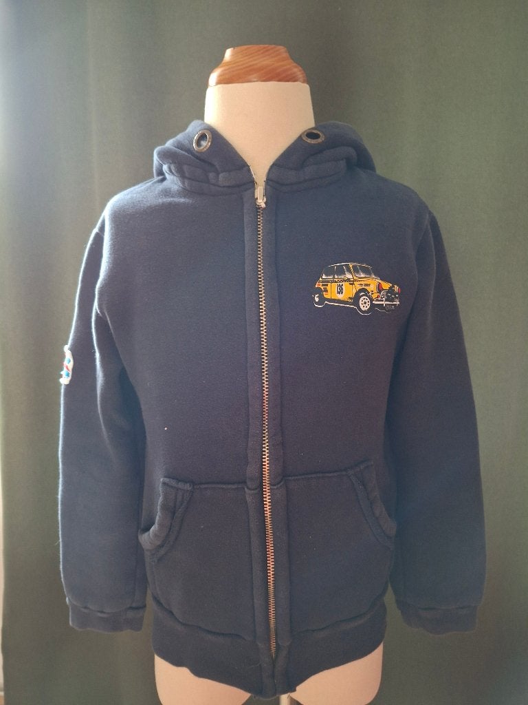Hip Way - Zwart Ritsvest met capuchon en opdruk  - 128 - 8jr, Trui of Vest, Ophalen of Verzenden, Zo goed als nieuw, Hip Way