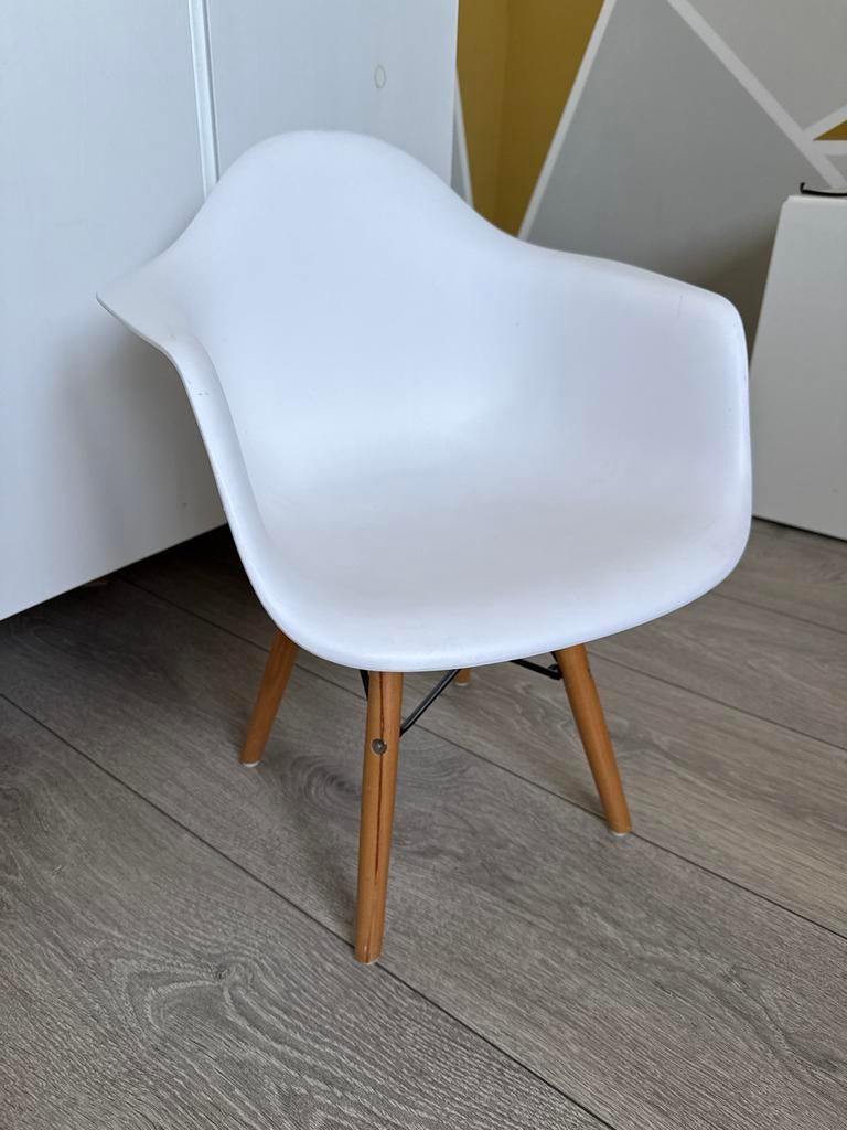Kinderstoel in Eames stijl - Wit met houten poten, Ophalen, Gebruikt, Overige typen