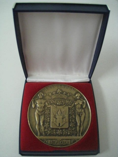Gedenkmunt van de stad Antwerpen, gouden bruiloft geschenk, Ophalen