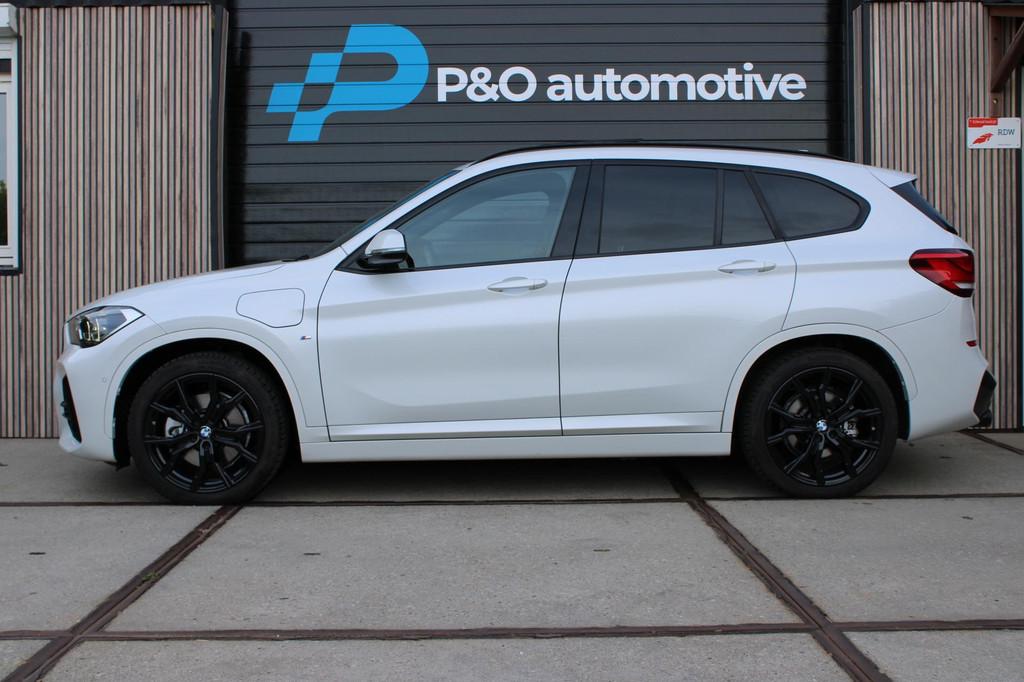 BMW X1 xDrive25e M Sport H/K | ACC | PANO | LEDER | TREKHAAK, Gebruikt, Met garantie (alle), Wit, Vierwielaandrijving