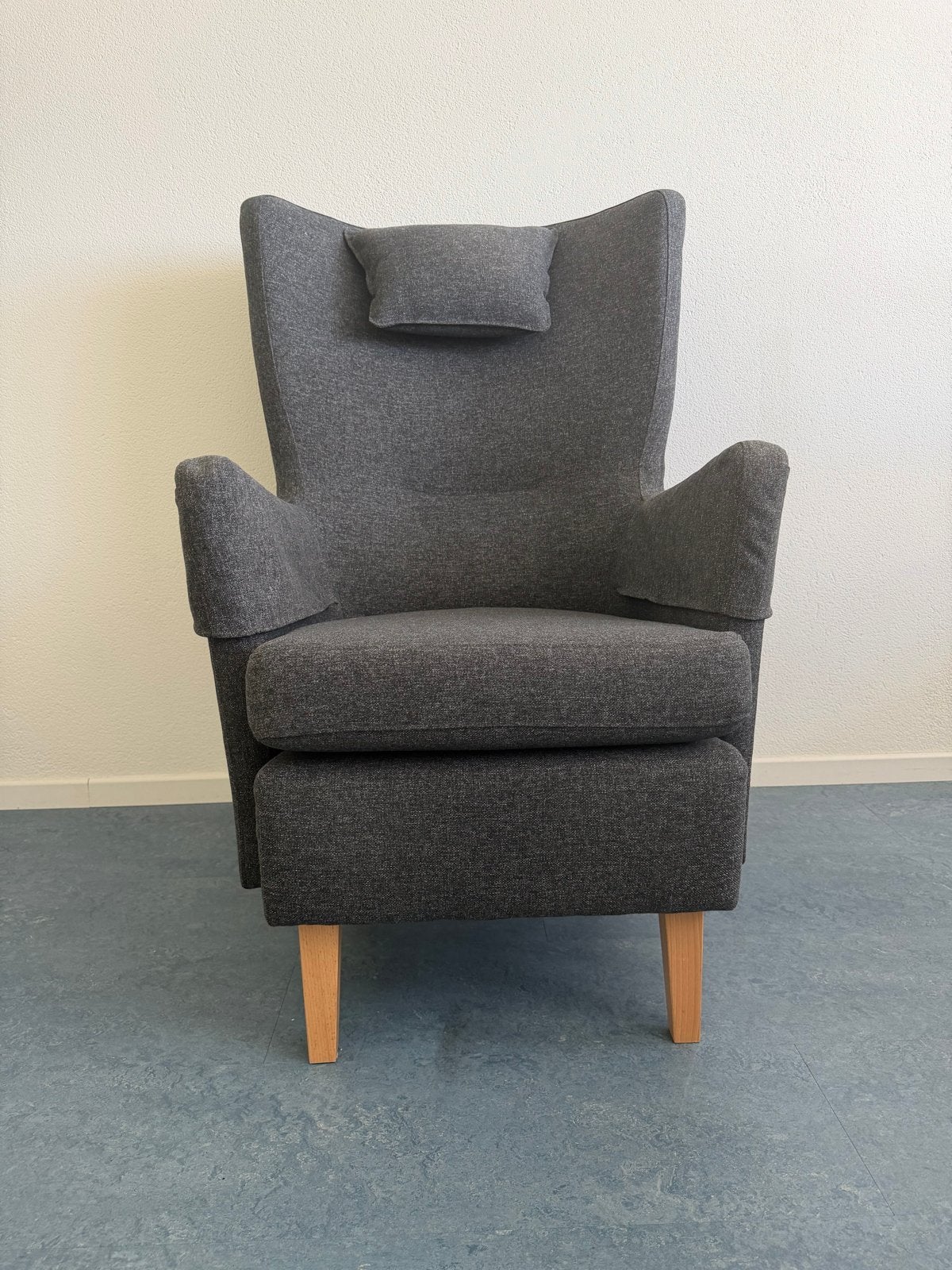 Comfortabele donkergrijze IKEA fauteuil met houten poten, Ophalen, Zo goed als nieuw, Stof, 75 tot 100 cm