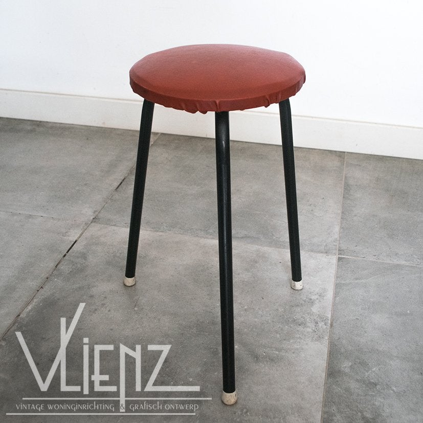 Vintage, retro kruk, rode bekleding metalen poten 50 cm hoog, Ophalen, Huis en Inrichting