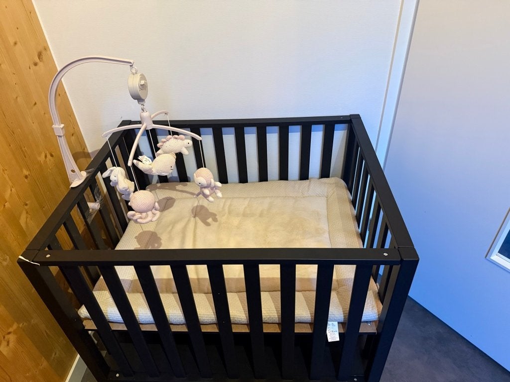 Zwarte box met lade en verstelbare bodem, Kinderen en Baby's, Ophalen, Zo goed als nieuw, Vierkant, In hoogte verstelbaar