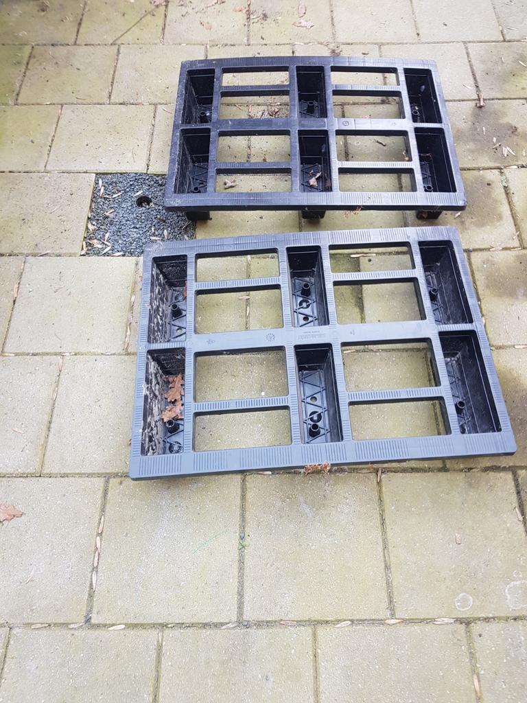 2 plastic pallets, Ophalen