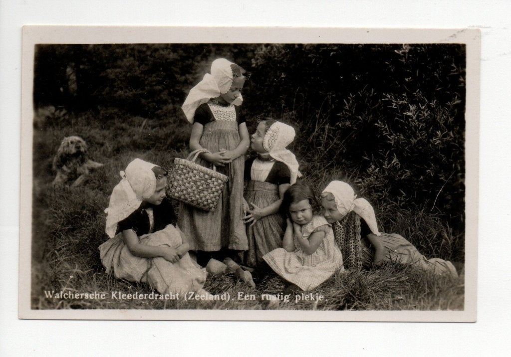 Walcherse Klederdracht (Zeeland) - Een rustig plekje, Ophalen of Verzenden, 1920 tot 1940, Ongelopen, Zeeland