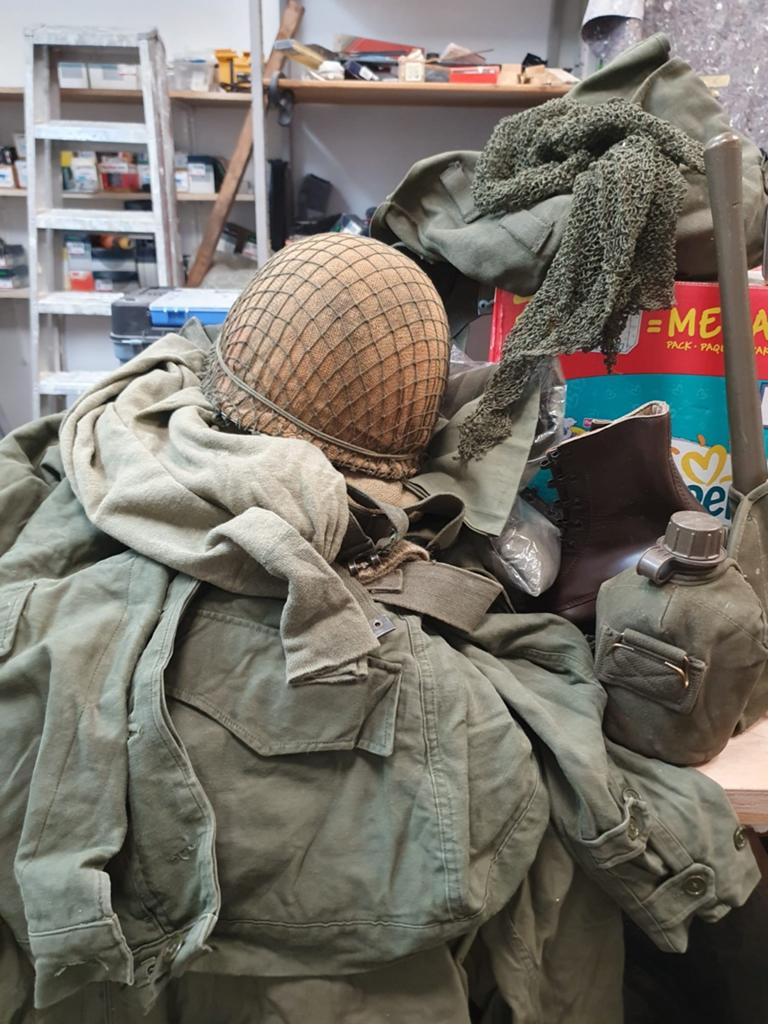 Volledig gevulde plunjebaal met helm en uitrusting, Verzamelen, Ophalen, Landmacht, Nederland, Helm of Baret