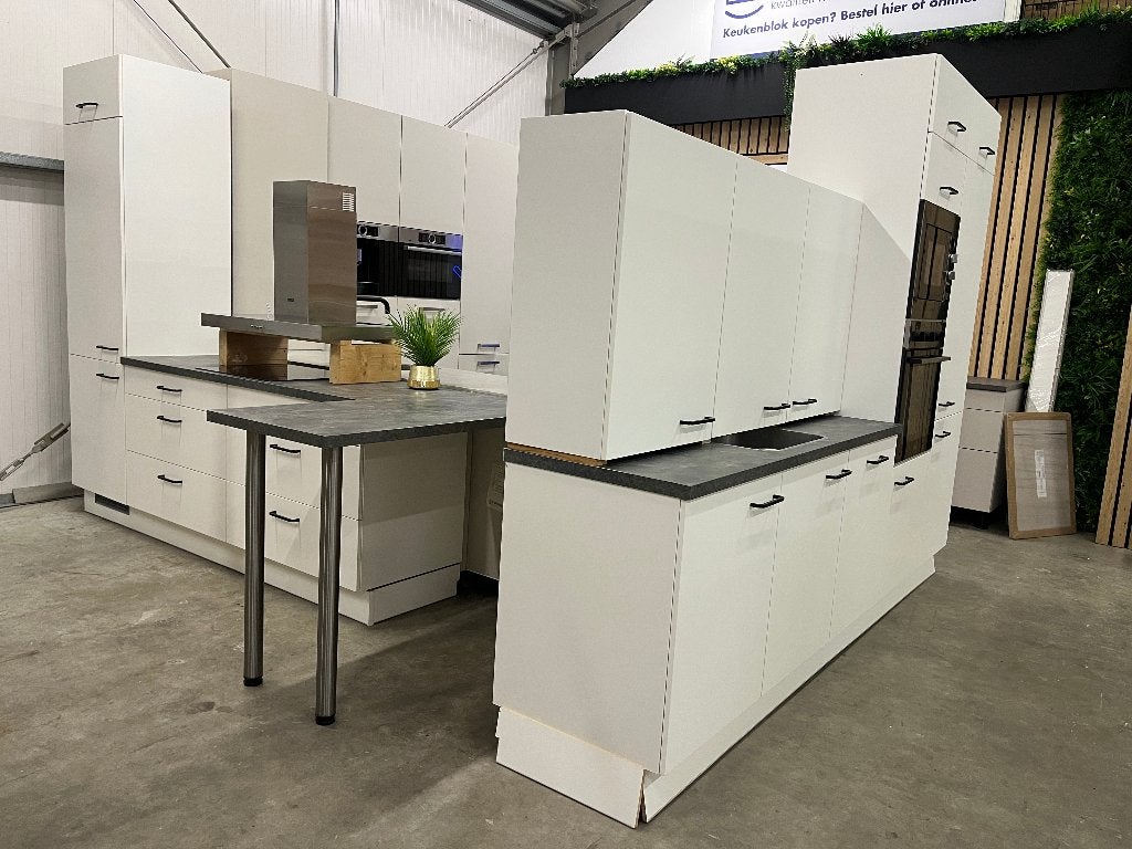 Witte ruime keuken in 2 delen !! Volop keus keukens !!, Ophalen, Gebruikt, 200 cm of meer, Wit