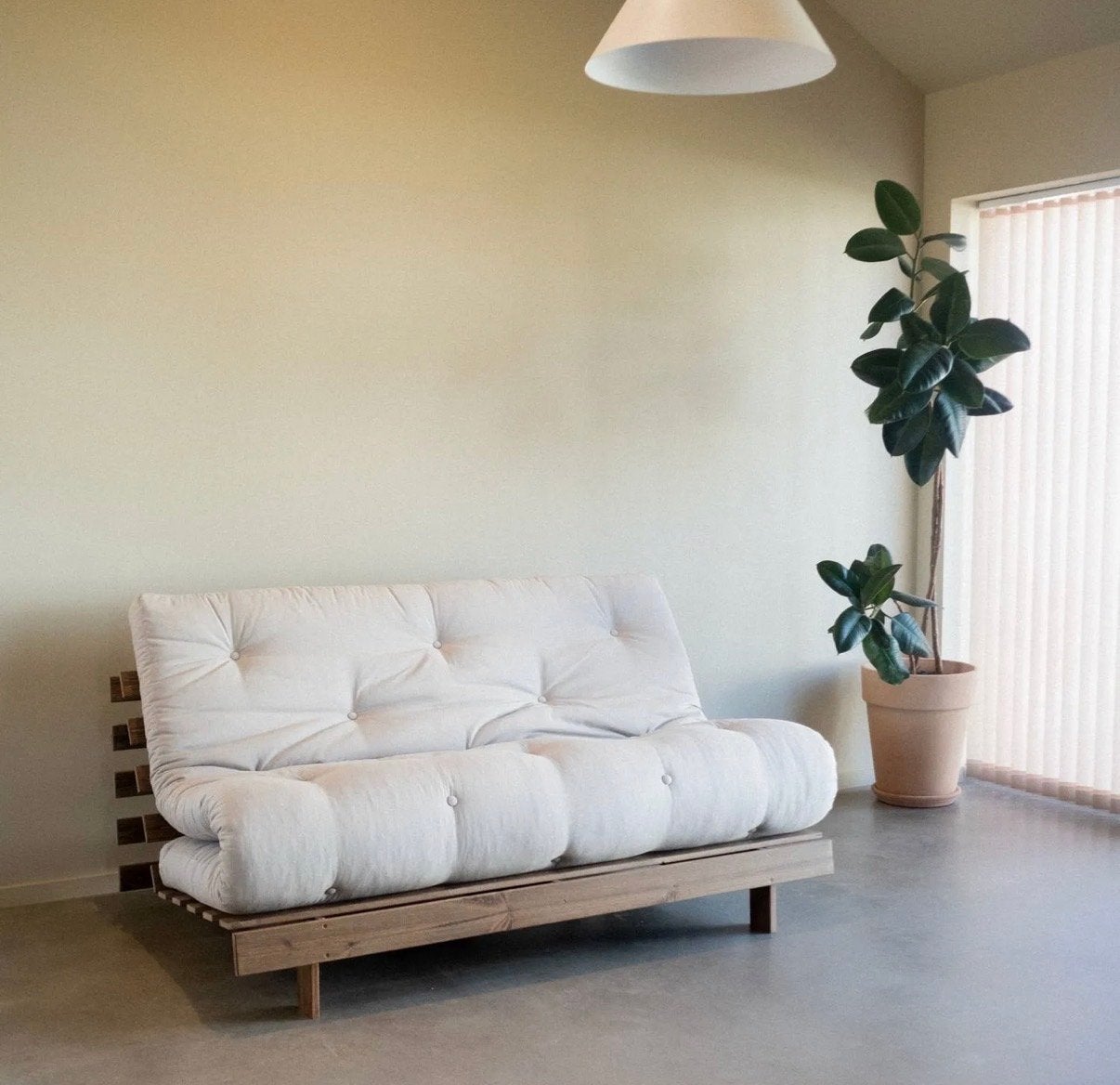 Karob Design Futon - Veelzijdig voor logeerkamer/kantoor, Ophalen of Verzenden, Gebruikt, Tweepersoons, Crème