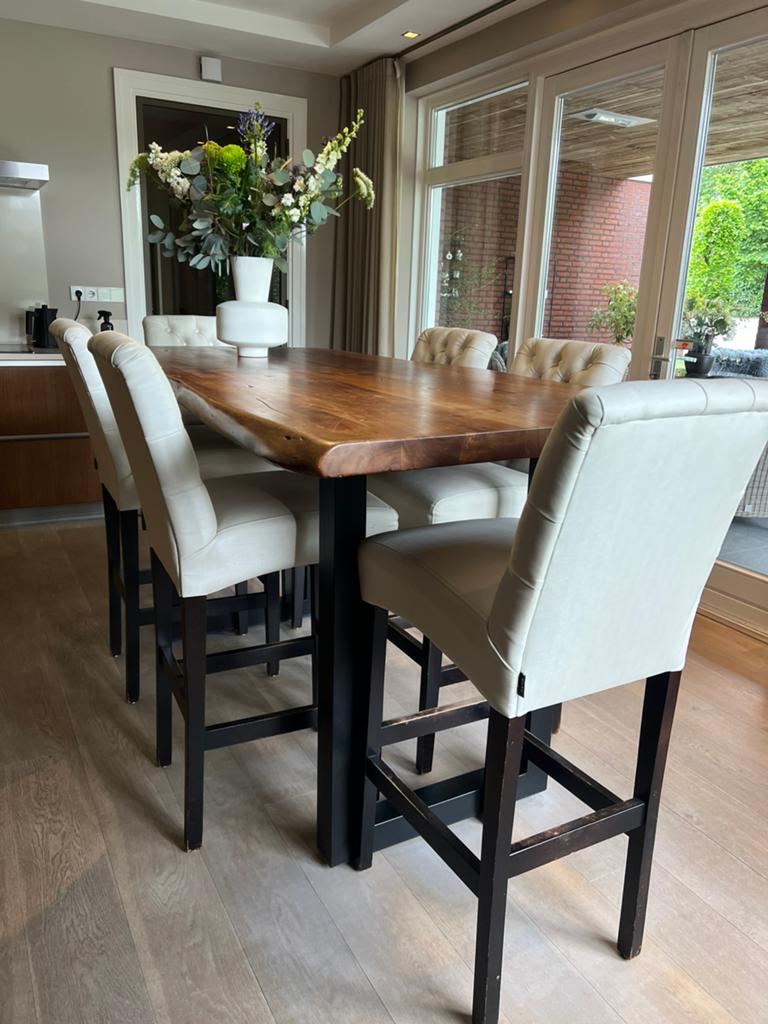 Eetkamer: hoge tafel (Factory Retie) en 6 barkrukken (Olav), Ophalen, Gebruikt, Gekaptioneerde barkrukken met houten tafel met stalen onderstel
