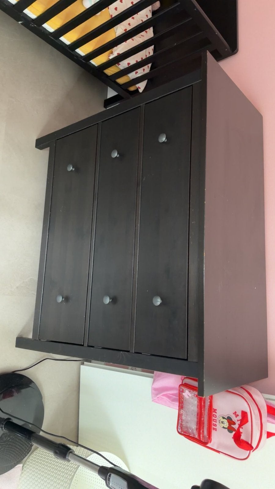 Zwarte commode te koop – gebruikt, goede staat, Kinderen en Baby's, Kinderkamer | Commodes en Kasten, Ophalen, 50 tot 70 cm, 90 tot 105 cm