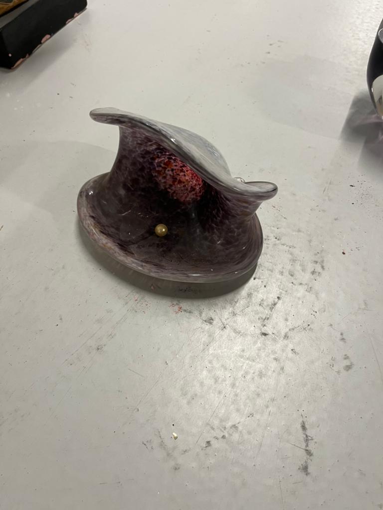 Handgeblazen sculptuur van geopende oester met 'parel', Ophalen
