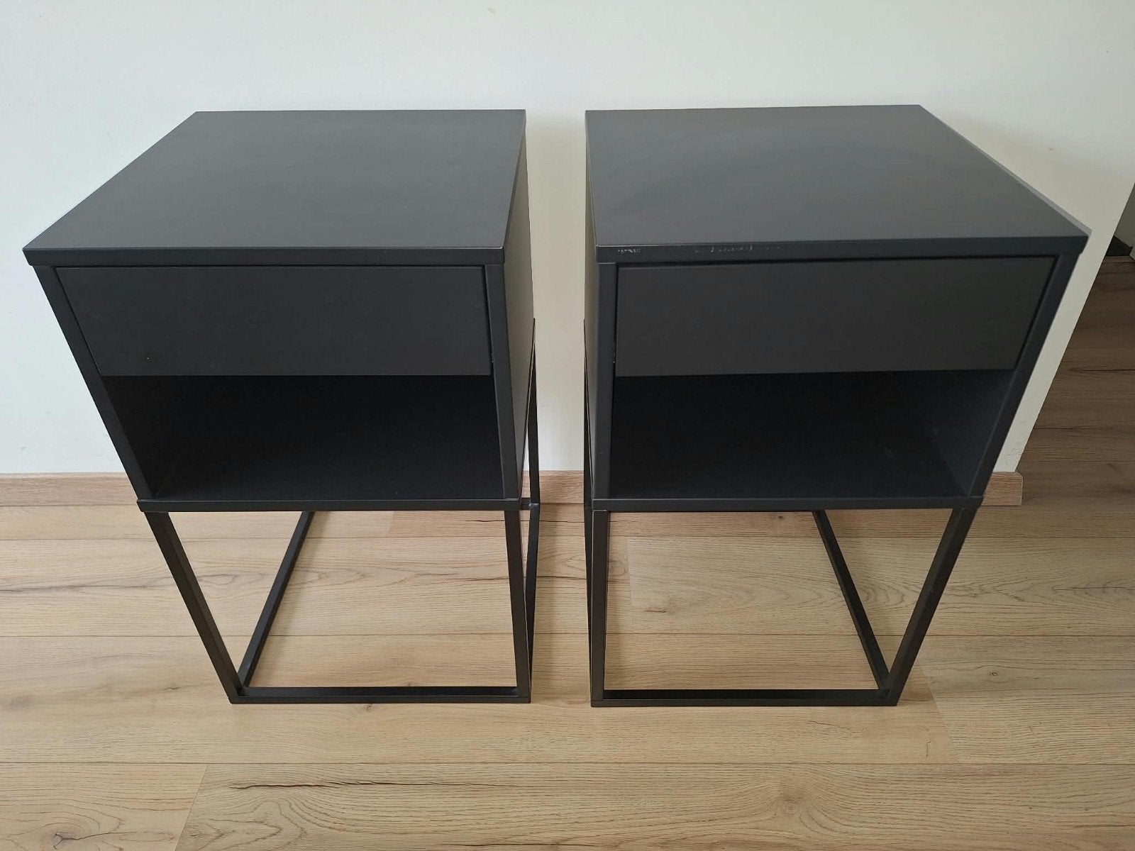 2x IKEA Vikhammer nachtkastjes zwart, Huis en Inrichting, Ophalen, Overige materialen, Minder dan 45 cm, 55 tot 70 cm