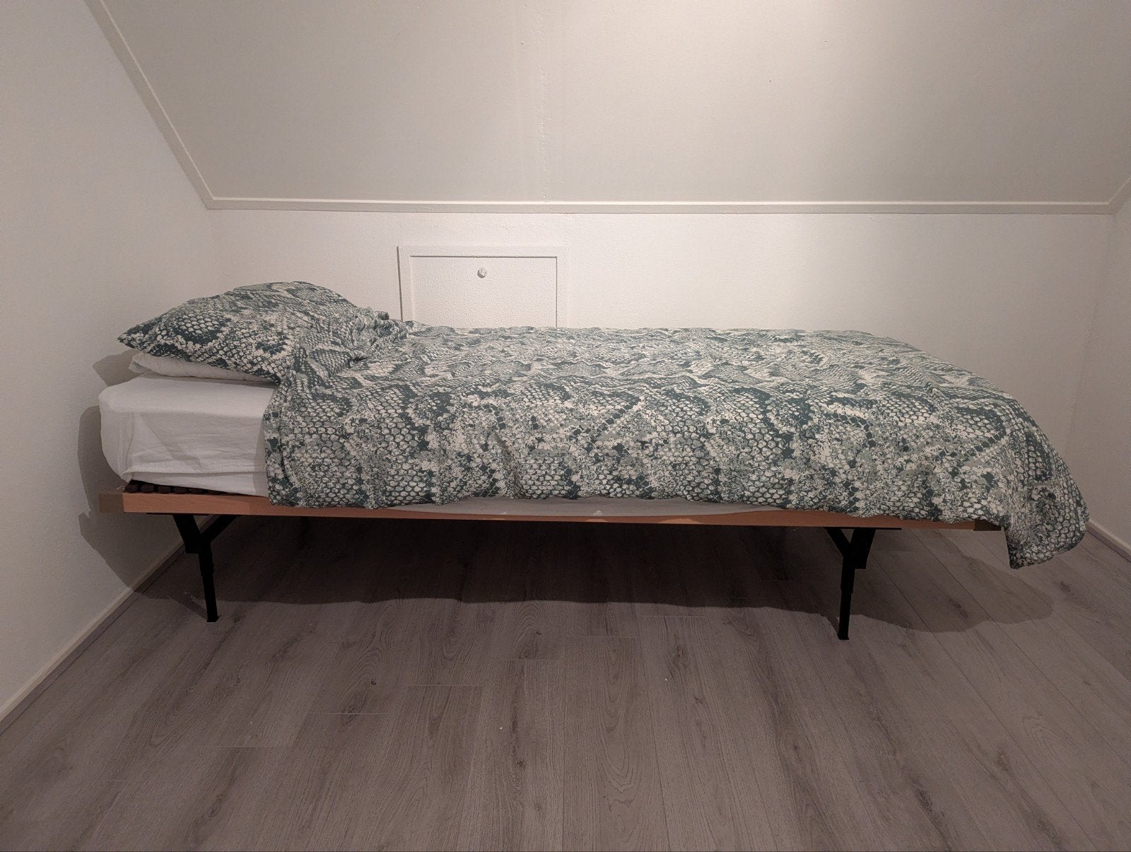 Lattenbodem met poten en matras 220x90cm, Gebruikt, 90 cm, Eenpersoons, Ophalen of Verzenden