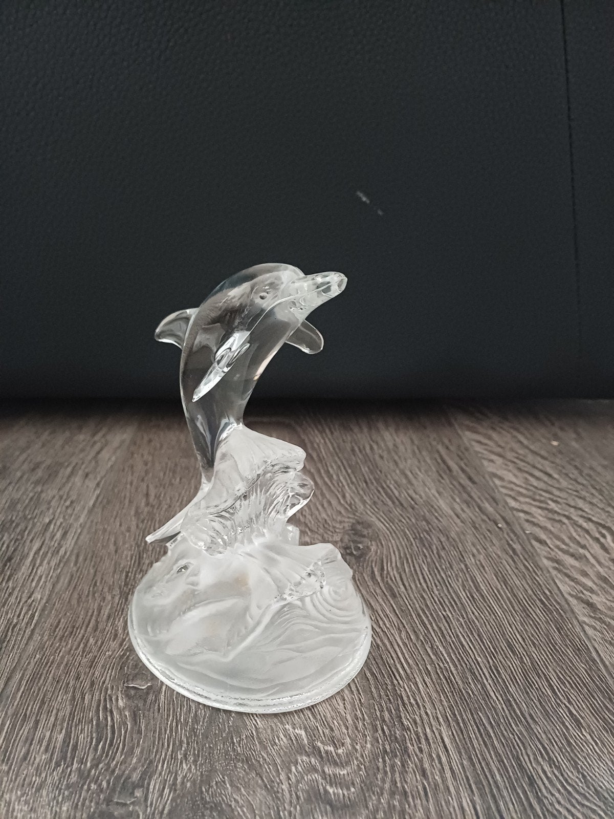 Glazen dolfijn beeldje op golvende voet, Antiek en Kunst, Antiek | Glas en Kristal, Ophalen of Verzenden