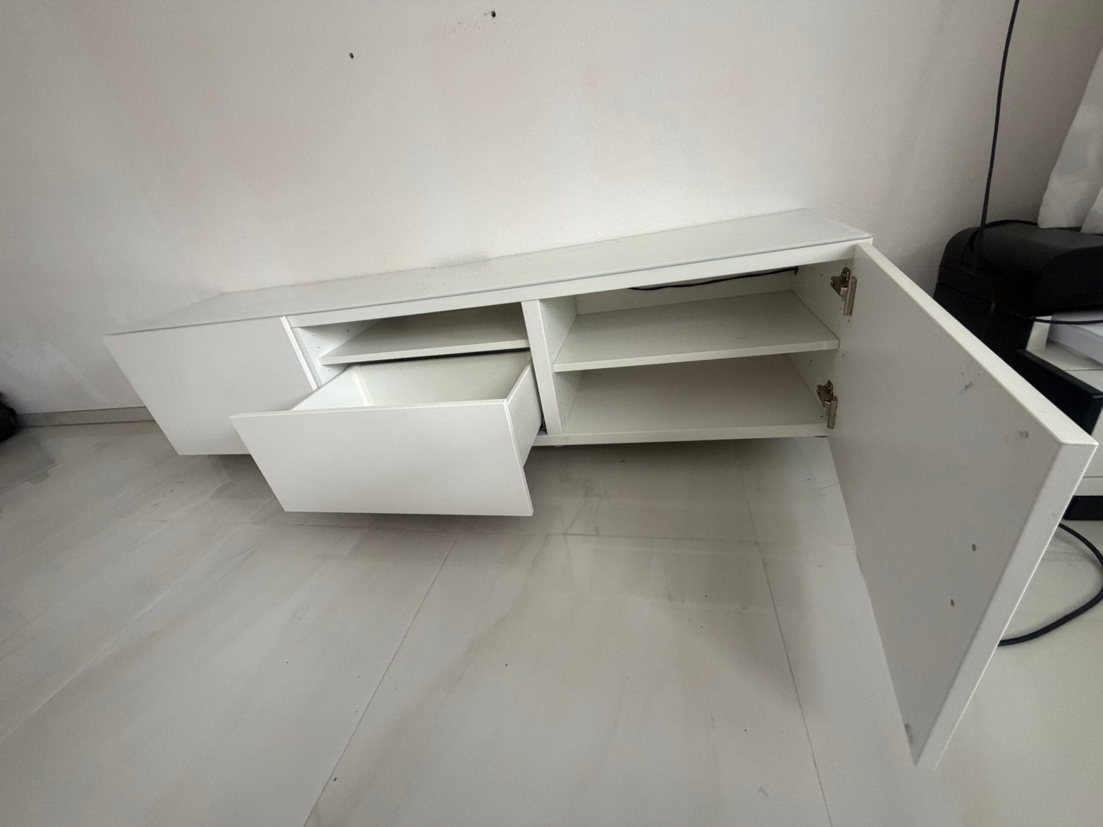 Tv meubel met glas bovenkant, Ophalen, Zo goed als nieuw, Tapijt