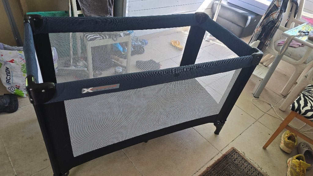 Baby Camping bed,+  onder metraase planken, Kinderen en Baby's, Babywiegjes en Ledikanten, Ophalen, Zo goed als nieuw, Reisbedje