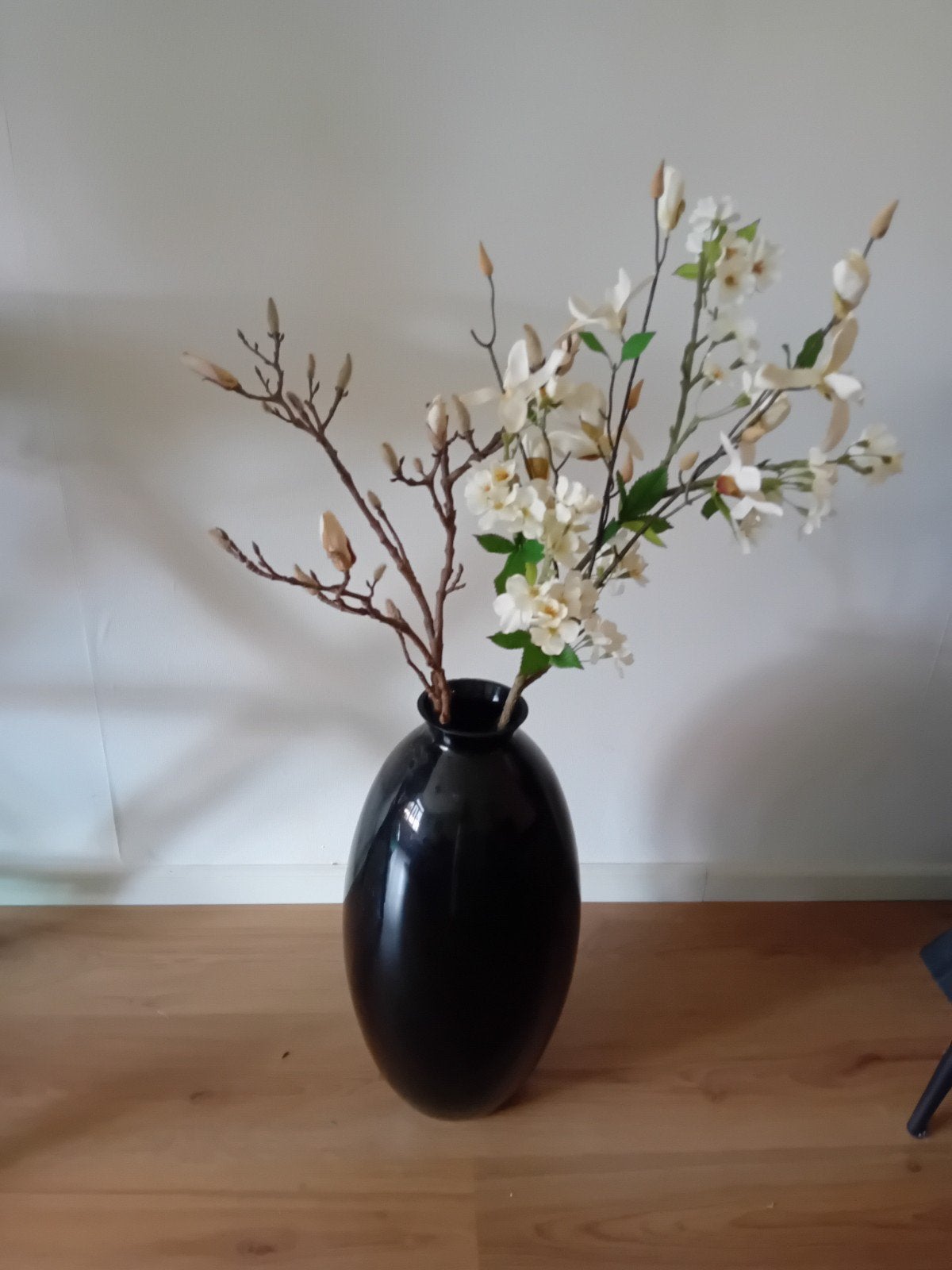 Grote zwarte vaas met kunstbloemen, Ophalen of Verzenden, Zo goed als nieuw, Zwart