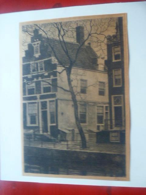 Dirk Harting  - grachtenpand in Amsterdam., Antiek en Kunst, Kunst | Etsen en Gravures, Ophalen of Verzenden, Stadsgezicht, Ets