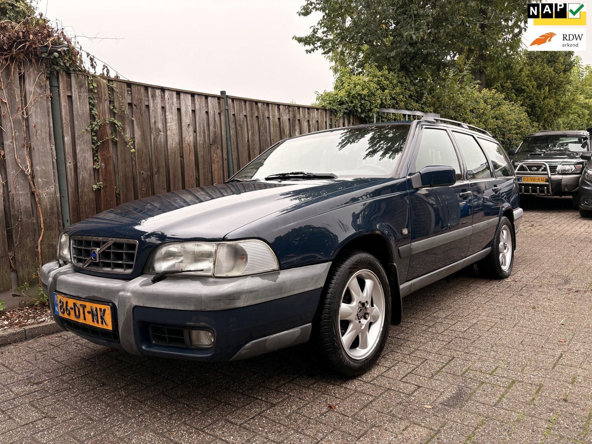 Volvo V70 XC 2.4 T AWD Comfort - automaat - airco - leder, Gebruikt, Blauw, 2435 cc, 1600 kg