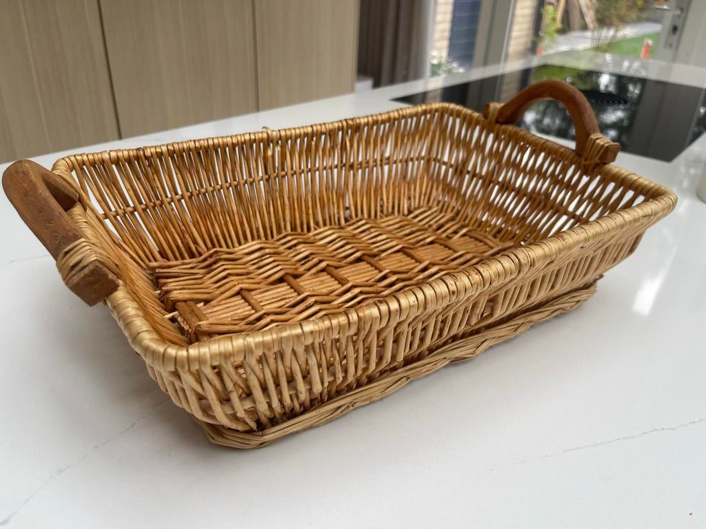 Rieten mand/schaal met houten handvaten - 39x28x10cm, Gebruikt, Mand, Ophalen of Verzenden, Riet