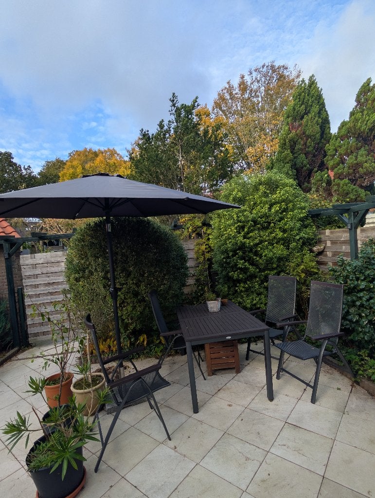Tuinset, inclusief kussens en nieuwe parasol, Ophalen, 4 zitplaatsen, Hardhout, Zo goed als nieuw