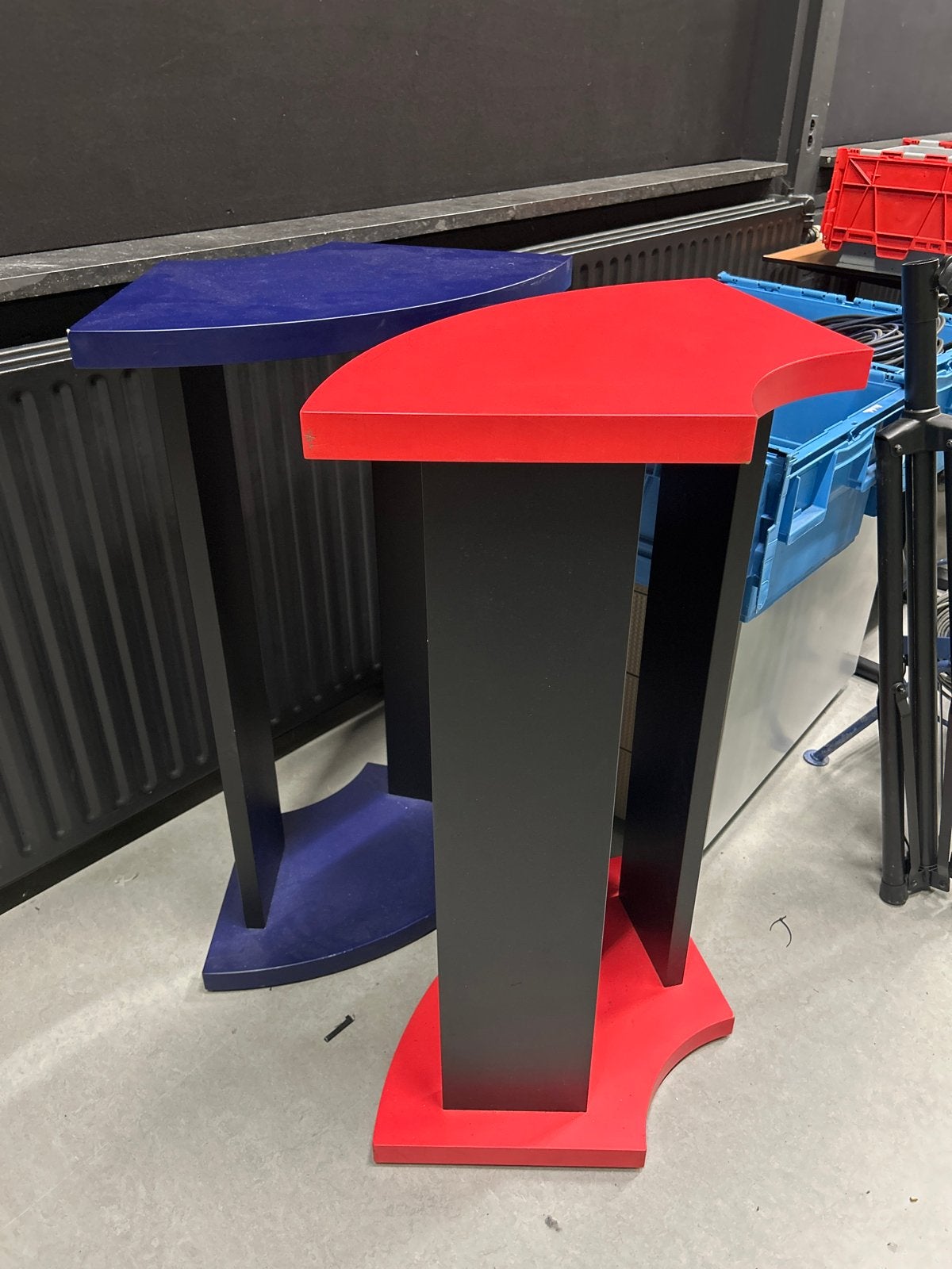 2 Stuks: Moderne Presentatiezuilen - Rood & Blauw, Ophalen, Gebruikt