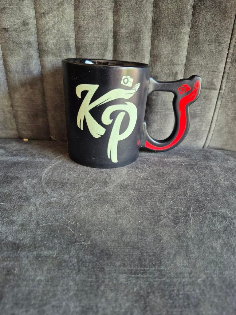 Enzo Knol beker - Zwarte mok met KP logo, Ophalen of Verzenden, Zwart, Steen/keramiek, Overige merken