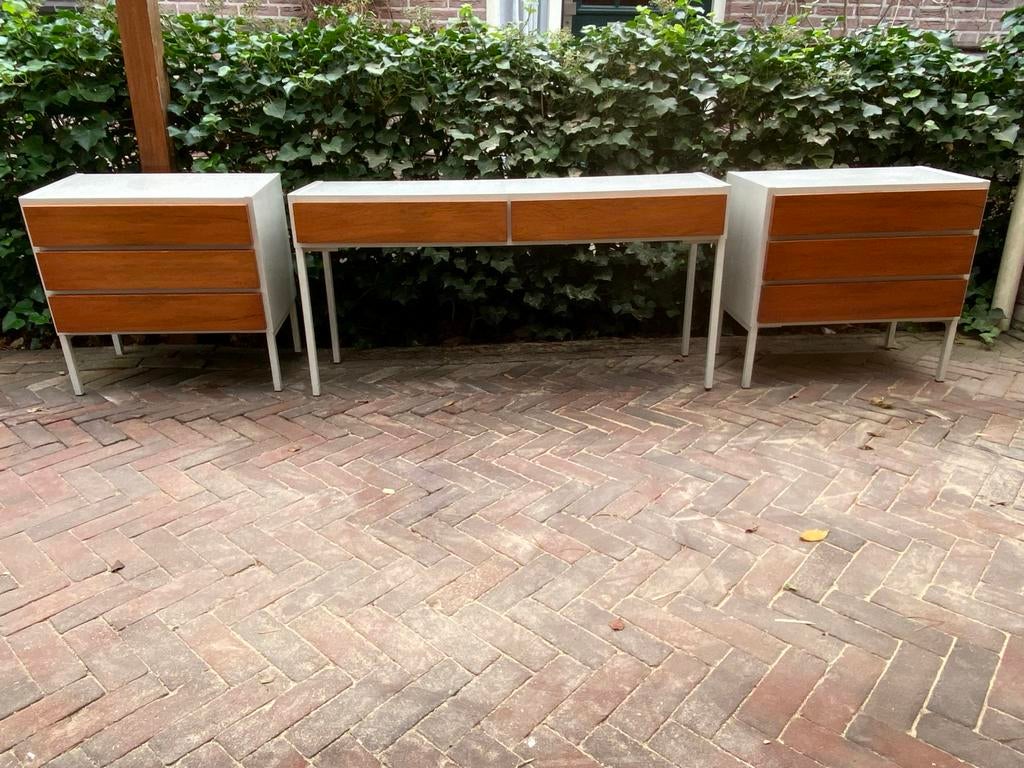 Vintage jaren 70,  twee nachtkastjes en dressoir, Ophalen, Zo goed als nieuw, Minder dan 45 cm