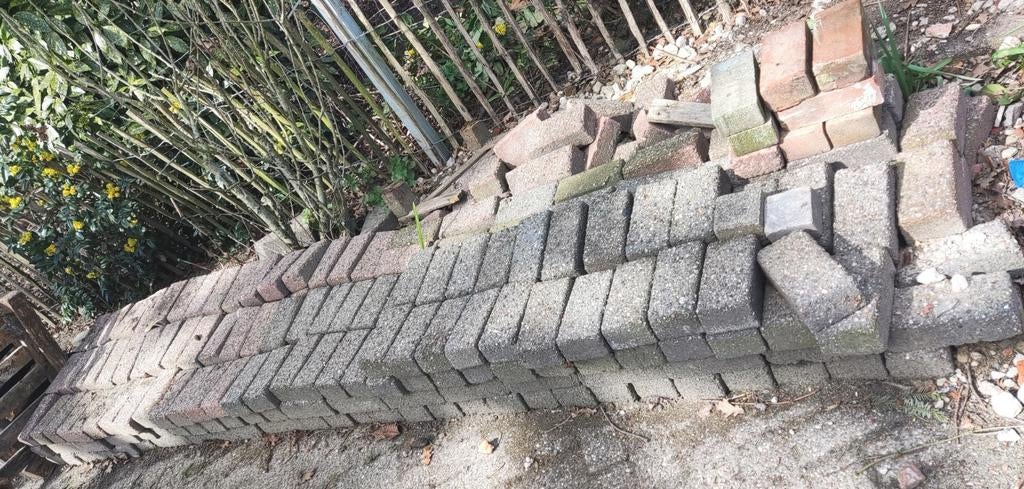 Betonklinkers rood/zwart en driehoekige klinkers, Tuin en Terras, Gebruikt, Klinkers, Ophalen of Verzenden, 10 m² of meer
