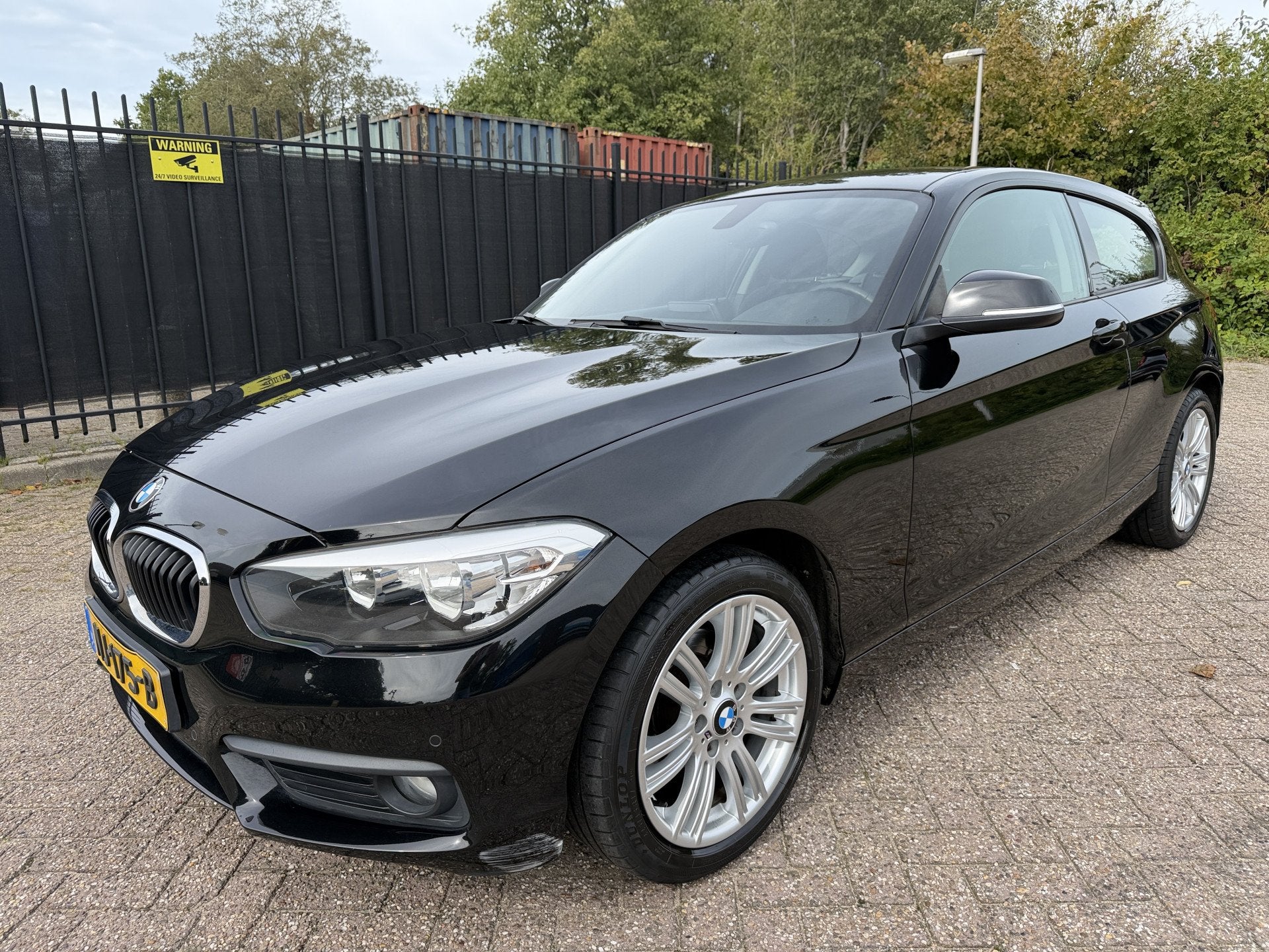 BMW 1-serie 118i Autom/Tiptr Sportline Navi/Clima/Cruise/PDC, Auto's, Gebruikt, 1290 kg, 4 stoelen, Zwart