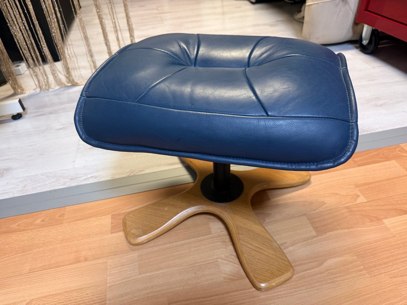 Blauwe leren poef met houten onderstel, Gebruikt, Leer, Ophalen of Verzenden, Rechthoekig