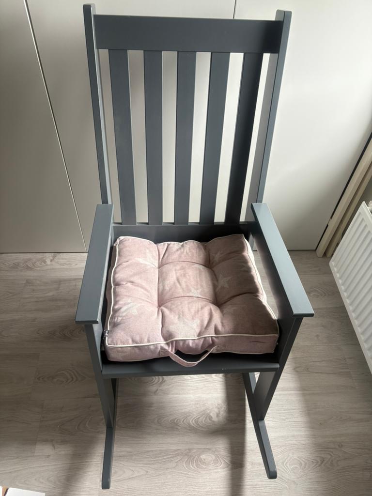 Grijze schommelstoel met kussen, Huis en Inrichting, Stoelen, Gebruikt, Eén, Hout, Grijs, Ophalen