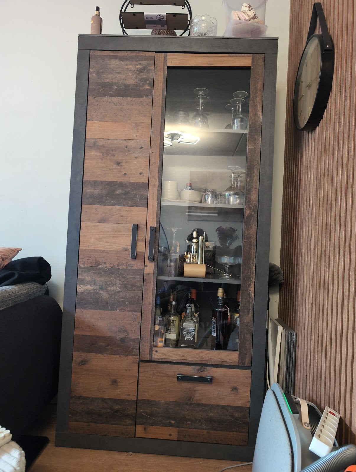 Moderne vitrinekast met glas en hout, Huis en Inrichting, Gebruikt, Met lade(s), Overige houtsoorten, Modern industrieel