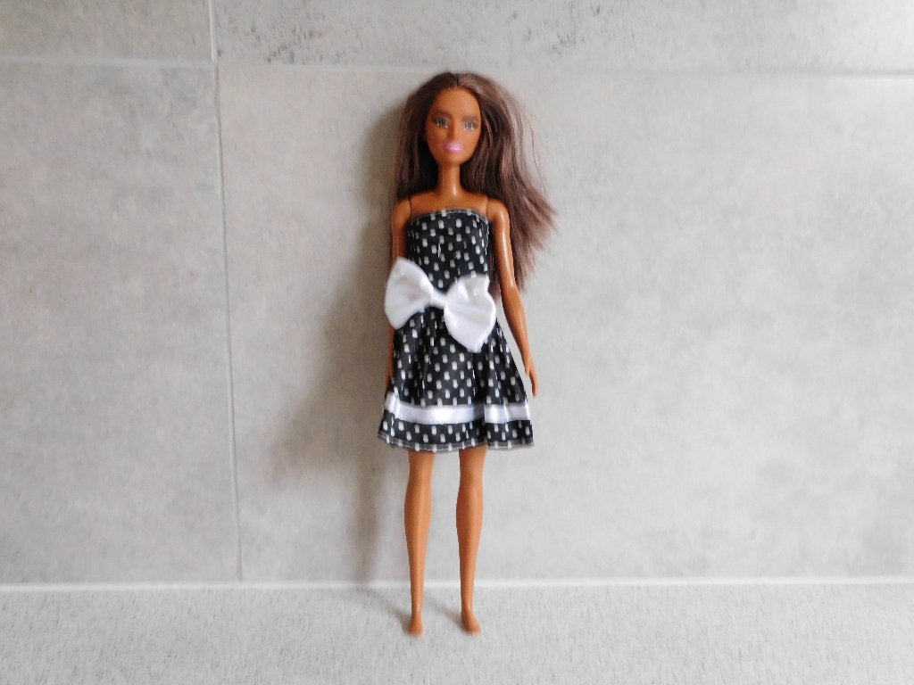 Barbie 2015 HGM57 R271 Bruin Haar Made in Indonesia Mattel, Verzamelen, Poppen, Ophalen of Verzenden, Gebruikt, Fashion Doll