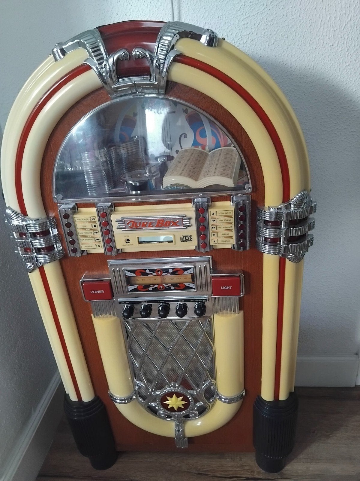 Goed spelende retro jukebox echt een eyecatcher in de kamer, Ophalen