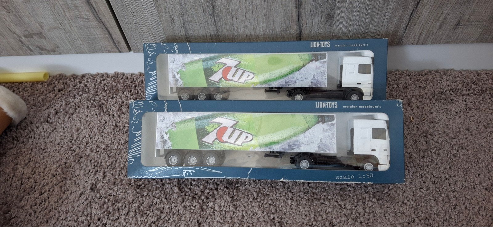 Lion Toys 7UP Vrachtwagen Model 1:50 (2 stuks), Ophalen, Nieuw, Bus of Vrachtwagen, Lion Toys