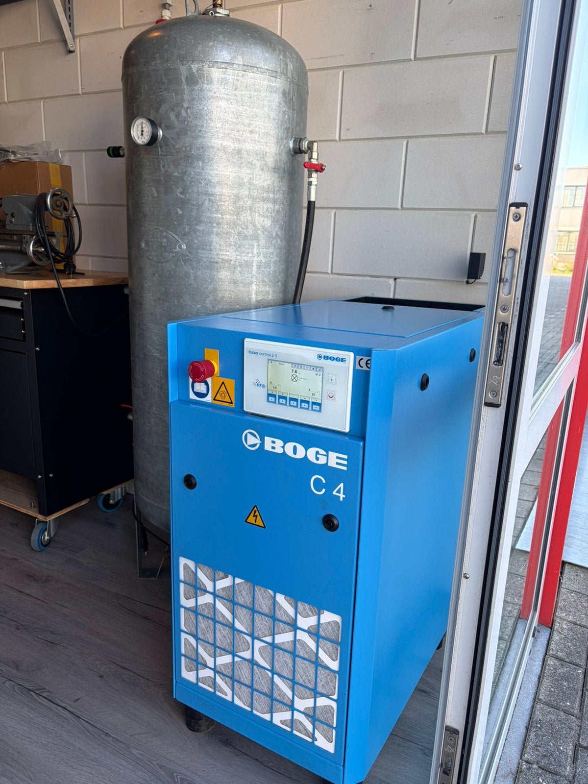 Te koop Boge Schroefcompressor met Persluchtketel, Doe-het-zelf en Verbouw, 100 liter of meer, Ophalen, Zo goed als nieuw