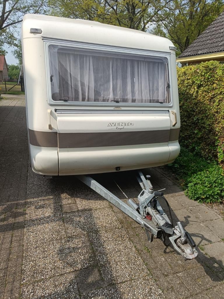 Caravan Avento Royal, Caravans en Kamperen, Caravans, Particulier, tot en met 4, Rondzit, Vast bed, Luifel, Ophalen