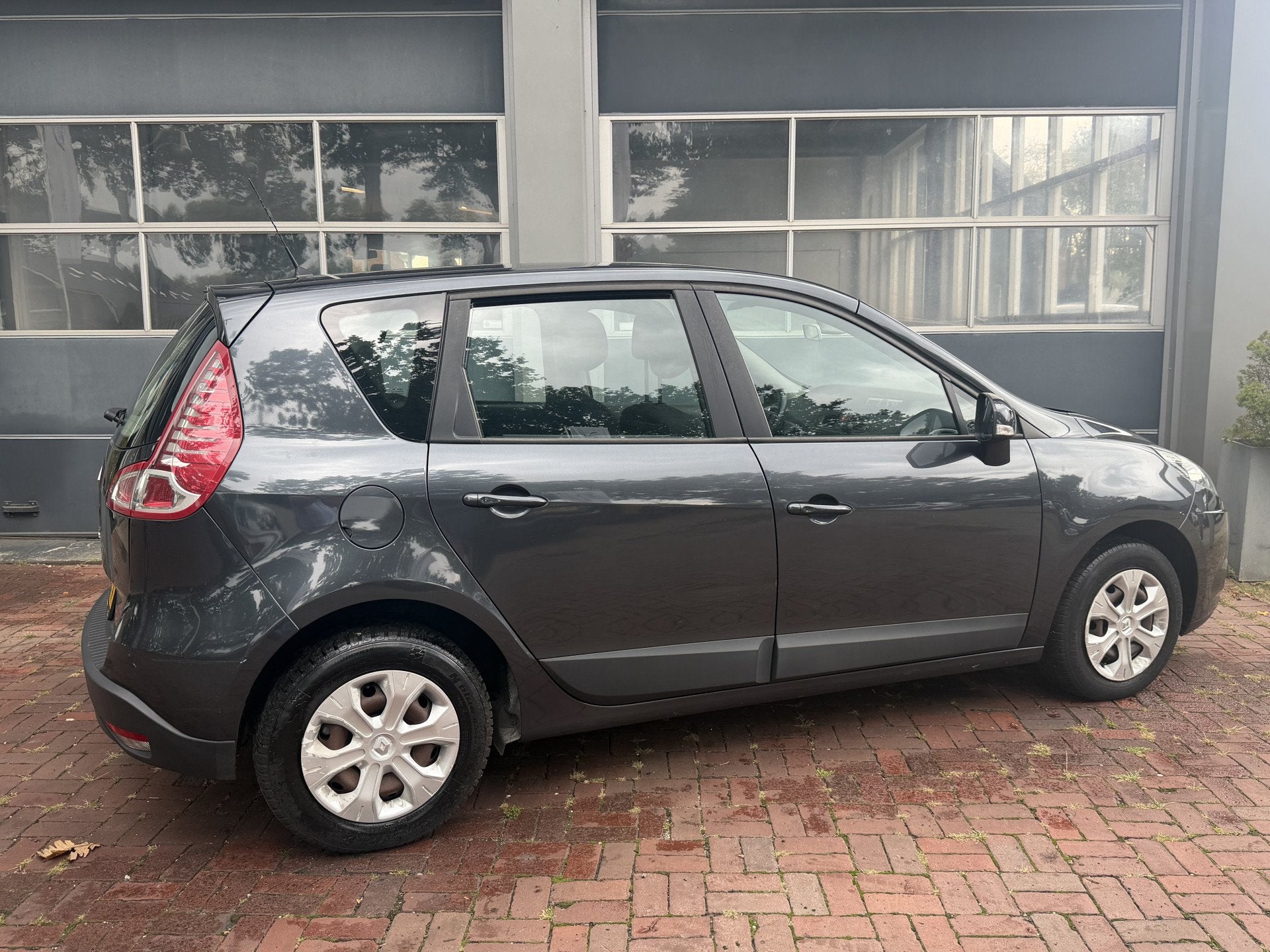Renault Scénic 1.6 Expression Hoge Zit Bj 2009 Km 166.000 N, Auto's, Voorwielaandrijving, Dealer onderhouden, Stof, Gebruikt